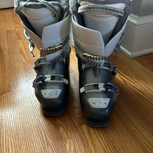 Like new ski boots! Only used twice.